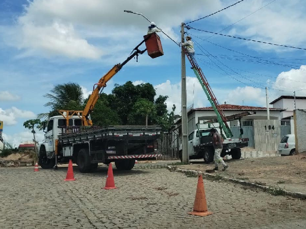 PREFEITURA DE SANTA CRUZ REALIZA MELHORIAS NA ILUMINAÇÃO PÚBLICA EM SETOR RECÉM PAVIMENTO ÀS MARGENS DA BR-226