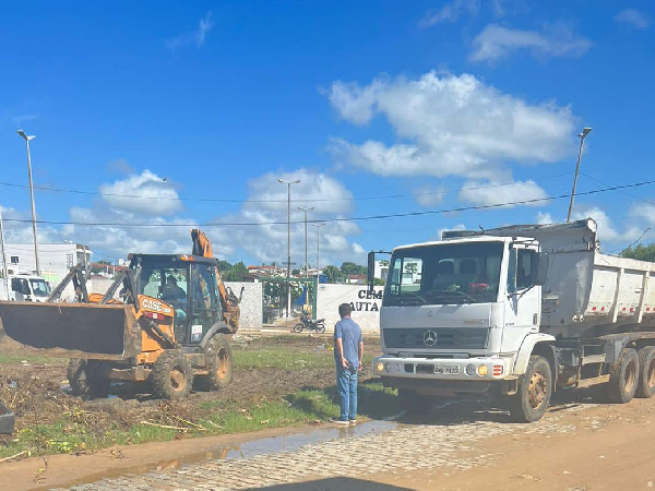 GLAUTHER ADRIANO PREFEITO EM EXERCÍCIO DETERMINA LIMPEZA DOS TERRENOS BALDIOS