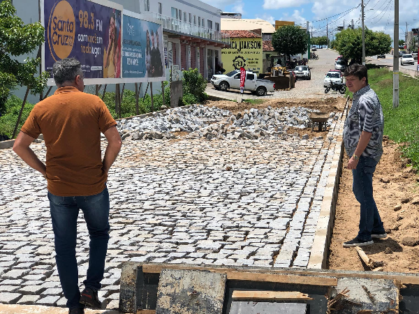 PREFEITURA DE SANTA CRUZ AVANÇA EM PAVIMENTAÇÃO DE VIA ÀS MARGENS DA BR-226