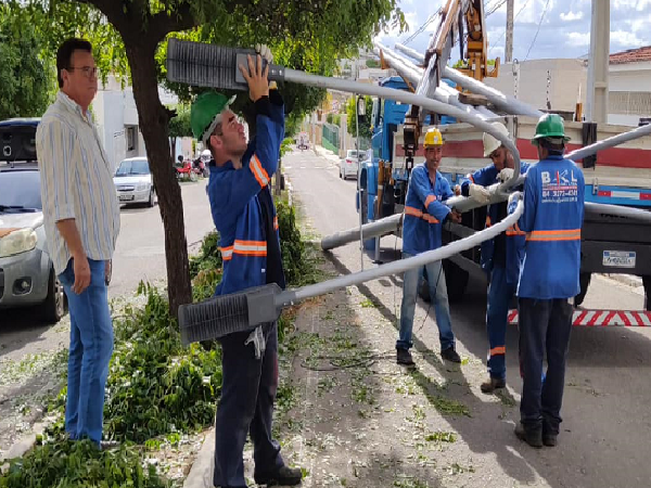 PREFEITURA DE SANTA CRUZ COMEÇA EXECUÇÃO DE SERVIÇOS PARA NOVA ILUMINAÇÃO EM RUAS DO CENTRO DA CIDADE