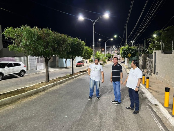 PREFEITURA DE SANTA CRUZ CONCLUI NOVA ILUMINAÇÃO EM RUAS DO CENTRO DA CIDADE E POPULAÇÃO RECONHECE A IMPORTÂNCIA DA OBRA